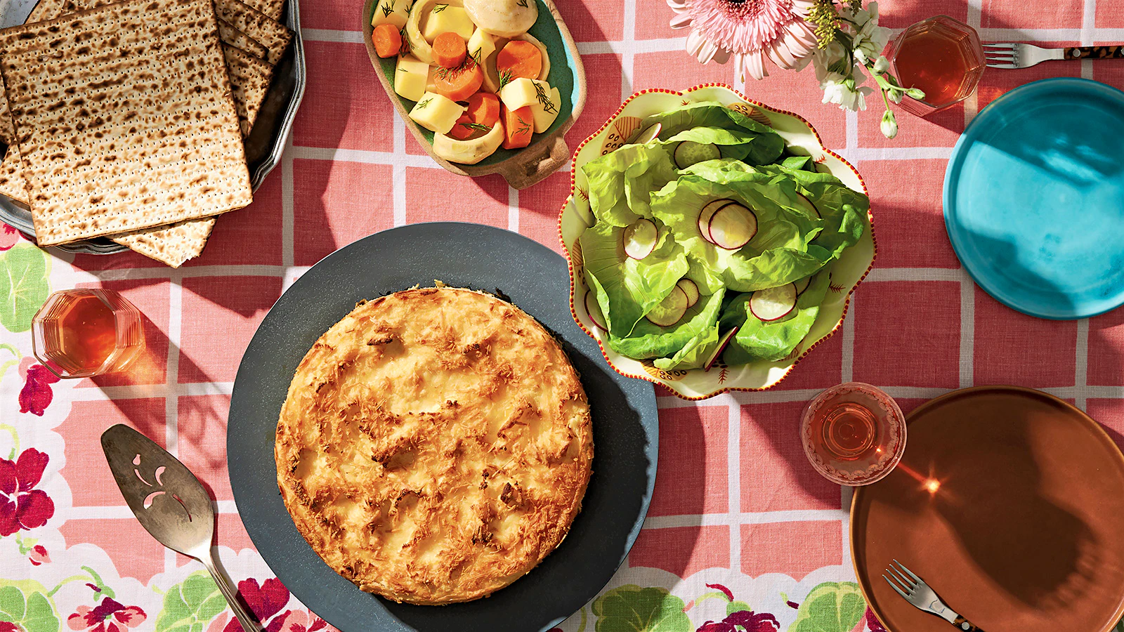 Mina de espinaca with a salad and glasses of rosé.